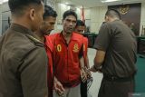 Terdakwa kasus penyeludupan Imigran etnis Rohingya Habibul Basyar (tengah), Mohammed Amin (kedua kiri) dan Anisul Hoque (kedua kanan) berjalan keluar dari ruang sidang usai menjalani sidang dengan agenda pembacaan vonis di Pengadilan Negeri Jantho, Aceh Besar, Aceh, Rabu (5/6/2024). Majelis Hakim menjatuhkan hukuman delapan tahun kurungan penjara kepada terdakwa Mohammed Amin, sedangkan terdakwa Habibul Basyar dan Anisul Hoque dijatuhkan hukuman selama enam tahun kurungan penjara, serta denda Rp500juta subsider tiga bulan kurungan penjara untuk ketiga terdakwa karena terbukti bersalah melakukan penyelundupan 134 orang Imigran etnis Rohingya ke wilayah Indonesia melalui pesisir Pantai Blang Ulam, Kabupaten Aceh Besar, Aceh pada 10 Desember 2023 lalu. ANTARA FOTO/Khalis Surry