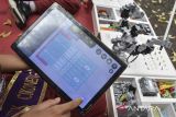 Siswa menampilkan robotik yang dioperasikan melalui telepon pintar saat Expo Pendidikan di Kabupaten Ciamis, Jawa Barat, Rabu (5/6/2024). Dinas Pendidikan Kabupaten Ciamis menggelar expo pendidikan dalam rangkaian hari pendidikan nasional dengan menampilkan produk di bidang sains, seni, dan teknologi, untuk mewadahi kreativitas yang inovatif dari pendidik dan peserta didik dalam upaya meningkatkan sumber daya manusia yang berdaya saing. ANTARA FOTO/Adeng Bustomi/agr