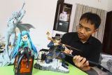 Seniman digital tiga dimensi Wandah Kurniawan Prasetiyo mengambar tokoh karakter film anime di studio miliknya di Dinoyo, Malang, Jawa Timur, Selasa (4/6/2024). Wandah merupakan seniman tiga dimensi dari Indonesia yang karyanya diakui oleh perusahaan mainan berlisensi seperti McFarlane Toys-Amerika Serikat dan Prime 1 Studio-Jepang untuk kemudian hasil cetakan dari karyanya diproduksi dan dijual secara massal ke seluruh dunia. Antara Jatim/Ari Bowo Sucipto/mas.