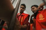 Terdakwa kasus penyeludupan Imigran etnis Rohingya Habibul Basyar (kiri) dan Anisul Hoque (kanan) saat berada di ruang tahanan sebelum menjalani sidang dengan agenda pembacaan vonis di Pengadilan Negeri Jantho, Aceh Besar, Aceh, Rabu (5/6/2024). Majelis Hakim menjatuhkan hukuman delapan tahun kurungan penjara kepada terdakwa Mohammed Amin, sedangkan terdakwa Habibul Basyar dan Anisul Hoque dijatuhkan hukuman selama enam tahun kurungan penjara, serta denda Rp500juta subsider tiga bulan kurungan penjara untuk ketiga terdakwa karena terbukti bersalah melakukan penyelundupan 134 orang Imigran etnis Rohingya ke wilayah Indonesia melalui pesisir Pantai Blang Ulam, Kabupaten Aceh Besar, Aceh pada 10 Desember 2023 lalu. ANTARA FOTO/Khalis Surry