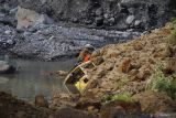 Sebuah truk tertimbun material longsor di Desa Pronojiwo, Kecamatan Pronojiwo, Lumajang, Jawa Timur, Selasa (4/6/2024). Tanah longsor yang terjadi di area penambangan pasir tersebut menyebabkan satu orang orang meninggal dunia dan tiga lainnya masih dalam pencarian. Antara Jatim/Irfan Sumanjaya/mas.