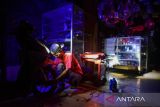 Seorang anak belajar dengan menggunakan lampu petromaks sebagai alat bantu penerangan di Medan, Sumatera Utara, Rabu (5/6/2024). Pemadam listrik tersebut terjadi sejak Selasa (4/6)  dikarenakan adanya gangguan pada Transmisi Saluran Udara Tegangan Ekstra Tinggi (SUTT) 275 kV Linggau-Lahat, Sumatera Selatan. ANTARA FOTO/Fransisco Carolio