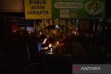 Seorang anak belajar dengan menggunakan lampu petromaks sebagai alat bantu penerangan di Medan, Sumatera Utara, Rabu (5/6/2024). Pemadam listrik tersebut terjadi sejak Selasa (4/6)  dikarenakan adanya gangguan pada Transmisi Saluran Udara Tegangan Ekstra Tinggi (SUTT) 275 kV Linggau-Lahat, Sumatera Selatan. ANTARA FOTO/Fransisco Carolio