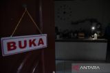 Seorang anak belajar dengan menggunakan lampu petromaks sebagai alat bantu penerangan di Medan, Sumatera Utara, Rabu (5/6/2024). Pemadam listrik tersebut terjadi sejak Selasa (4/6)  dikarenakan adanya gangguan pada Transmisi Saluran Udara Tegangan Ekstra Tinggi (SUTT) 275 kV Linggau-Lahat, Sumatera Selatan. ANTARA FOTO/Fransisco Carolio