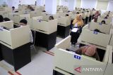 Sejumlah peserta mengikuti ujian seleksi akademik Pendidikan Profesi Guru (PPG) Kemendikbudristek 2024 di Universitas Muhammadiyah Sumatera Utara, Medan, Kamis (6/6/2024). Kementerian Pendidikan Kebudayaan Riset dan Teknologi (Kemendikbudristek) membuka program Pendidikan Profesi Guru Prajabatan 2024 dengan jumlah kuota sebanyak 38.112 guru untuk 23 bidang studi umum dan 27 bidang studi jurusan dengan tujuan meningkatkan kualitas guru di Indonesia.ANTARA FOTO/Yudi Manar