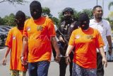Polisi mengiring tiga tersangka dalam kasus pabrik pengolahan sabu cair saat ungkap kasus di Polda Kepri, Batam, Kepulauan Riau, Kamis (6/6/2024). Polda Kepri mengungkap kasus pabrik pengolahan sabu cair menjadi sabu kristal (padat) siap edar di Apartemen Queen Victoria, Batam, serta mengamankan tiga orang tersangka dan menyita barang bukti sebanyak 68 botol ukuran 500 ml total berisi 35,30 liter sabu cair. ANTARA FOTO/Teguh Prihatna/Spt 