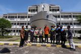 Direktur Politeknik Perkapalan Negeri Surabaya (PPNS) Rachmad Tri Soelistijono (kelima kiri) bersama Direktur PT Agincourt Resources (PTAR) Noviandri (kelima kanan) dan Senior Manager Human Capital Development PTAR Sandra Makadada (keempat kiri) berbincang dengan wisudawan usai prosesi wisuda program apprentice di PPNS, Surabaya, Jawa Timur, Kamis (6/6/2024). Program apprentice tersebut merupakan kerja sama antara PPNS dan PTAR untuk pengembangan kompetensi karyawan pada spesialisasi Mechanical Fitter dan Electrical & Instrumentation. Antara Jatim/Rizal Hanafi