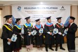 Direktur Politeknik Perkapalan Negeri Surabaya (PPNS) Rachmad Tri Soelistijono (kanan) berbincang dengan wisudawan usai prosesi wisuda program apprentice di PPNS, Surabaya, Jawa Timur, Kamis (6/6/2024). Program apprentice tersebut merupakan kerja sama antara PPNS dan PTAR untuk pengembangan kompetensi karyawan pada spesialisasi Mechanical Fitter dan Electrical & Instrumentation. Antara Jatim/Rizal Hanafi