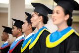 Wisudawan menyanyikan lagu Indonesia Raya saat prosesi wisuda program apprentice di PPNS, Surabaya, Jawa Timur, Kamis (6/6/2024). Program apprentice tersebut merupakan kerja sama antara PPNS dan PTAR untuk pengembangan kompetensi karyawan pada spesialisasi Mechanical Fitter dan Electrical & Instrumentation. Antara Jatim/Rizal Hanafi