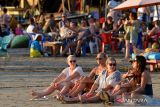 Wisatawan mancanegara (wisman) duduk di tepi Pantai Double Six di kawasan Seminyak, Badung, Bali, Rabu (5/6/2024). Badan Pusat Statistik mencatat kunjungan wisman ke Bali selama bulan April 2024 mencapai 503.194 kunjungan atau tumbuh 7,24 persen dibandingkan Maret 2024 dan meningkat 22,28 persen jika dibandingkan periode yang sama pada tahun sebelumnya dengan mayoritas wisman berasal dari Australia, India, Tiongkok dan Prancis. ANTARA FOTO/Fikri Yusuf/wsj.