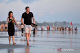 Wisatawan mancanegara (wisman) berjalan di tepi Pantai Double Six di kawasan Seminyak, Badung, Bali, Rabu (5/6/2024). Badan Pusat Statistik mencatat kunjungan wisman ke Bali selama bulan April 2024 mencapai 503.194 kunjungan atau tumbuh 7,24 persen dibandingkan Maret 2024 dan meningkat 22,28 persen jika dibandingkan periode yang sama pada tahun sebelumnya dengan mayoritas wisman berasal dari Australia, India, Tiongkok dan Prancis. ANTARA FOTO/Fikri Yusuf/wsj.