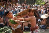 Dua warga saling menyerang dengan daun pandan berduri saat Tradisi Perang Pandan di Desa Tenganan Pegringsingan, Karangasem, Bali, Rabu (5/6/2024). Tradisi tahunan yang dilakukan warga setempat sebagai bentuk penghormatan kepada Dewa Indra atau Dewa Perang tersebut disaksikan oleh ribuan penonton dari kalangan pelajar, konten kreator, dan wisatawan mancanegara. ANTARA FOTO/Nyoman Hendra Wibowo/wsj.
