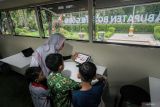 Tim penyuluh antikorupsi memberikan sosialisasi kepada siswa saat roadshow bus KPK di Alun-alun Bojonegoro, Jawa Timur, Jum'at (7/6/2024). Agenda yang bertajuk 'Roadshow Bus KPK Jelajah Negeri Bangun Antikorupsi' yang akan digelar di 12 kabupaten di pulau Jawa itu bertujuan untuk membangun kesadaran seluruh lapisan masyarakat akan sikap anti-korupsi. Antara Jatim/Muhammad Mada/um