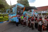 Sejumlah siswa antre untuk masuk ke bus Komisi Pemberantasan Korupsi (KPK) saat roadshow bus KPK di Alun-alun Bojonegoro, Jawa Timur, Jum'at (7/6/2024). Agenda yang bertajuk 'Roadshow Bus KPK Jelajah Negeri Bangun Antikorupsi' yang akan digelar di 12 kabupaten di pulau Jawa itu bertujuan untuk membangun kesadaran seluruh lapisan masyarakat akan sikap anti-korupsi. Antara Jatim/Muhammad Mada/um