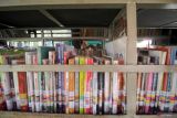 Warga memilih buku yang disediakan di mobil perpustakaan keliling di Alun Alun Sidoarjo, Jawa Timur, Jumat (7/6/2024). Perpustakaan Nasional dalam Rencana Pembangunan Jangka Menengah Nasional (RPJMN) 2020-2024 berupaya mencapai target Tingkat Gemar Membaca (TGM) sebesar 71.30 dan nilai Indeks Pembangunan Literasi Masyarakat (IPLM) sebesar 15.00 pada 2024 dengan menyediakan buku yang menarik dan sesuai minat masyarakat. Antara Jatim/Umarul Faruq/mas