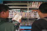 Warga membaca buku yang disediakan di mobil perpustakaan keliling di Alun Alun Sidoarjo, Jawa Timur, Jumat (7/6/2024). Perpustakaan Nasional dalam Rencana Pembangunan Jangka Menengah Nasional (RPJMN) 2020-2024 berupaya mencapai target Tingkat Gemar Membaca (TGM) sebesar 71.30 dan nilai Indeks Pembangunan Literasi Masyarakat (IPLM) sebesar 15.00 pada 2024 dengan menyediakan buku yang menarik dan sesuai minat masyarakat. Antara Jatim/Umarul Faruq/mas
