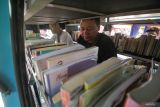 Warga memilih buku yang disediakan di mobil perpustakaan keliling di Alun Alun Sidoarjo, Jawa Timur, Jumat (7/6/2024). Perpustakaan Nasional dalam Rencana Pembangunan Jangka Menengah Nasional (RPJMN) 2020-2024 berupaya mencapai target Tingkat Gemar Membaca (TGM) sebesar 71.30 dan nilai Indeks Pembangunan Literasi Masyarakat (IPLM) sebesar 15.00 pada 2024 dengan menyediakan buku yang menarik dan sesuai minat masyarakat. Antara Jatim/Umarul Faruq/mas