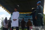 Algojo melakukan eksekusi cambuk terhadap terpidana pelanggaran Qanun Syariat Islam (kiri)  di halaman Masjid Agung Al-Munawarah Kecamatan Kota Jantho, kabupaten Aceh Besar, Aceh, Jumat (7/6/2024). Mahkamah Syariah di Daerah itu menjatuhkan hukuman 2 hingga 6 kali cambuk setelah dipotong masa tahanan terhadap tiga terpidana pelanggaran syariat dalam kasus judi (maisir)  dan kasus berduaan laki dan perempuan di tempit sepi bukan mahramnya (khalwat))  sedangkan seorang terpidana oknum polisi bersama pasangan wanitanya  terkait kasus khalwat  tidak hadir menjalani hukuman cambuk  karena alasan sakit. ANTARA FOTO/Ampelsa.