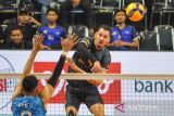 Pevoli putra Palembang Bank Sumselbabel Sigit Ardian (kiri) menahan smes dari pevoli putra Kudus Sukun Badak Leandro Martins (kanan) dalam pertandingan PLN Mobile Proliga 2024 putaran kedua minggu kedua di Gor Indoor Jalak Harupat, Kabupaten Bandung, Jawa Barat, Jumat (7/6/2024). Pertandingan tersebut dimenangkan oleh Palembang Sumselbabel dengan skor 3-2 (19-25, 25-19, 23-25, 25-23 dan 15-12) . ANTARA FOTO/Raisan Al Farisi/agr