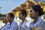 Umat hindu bersiap mengikuti ritual Metatah atau potong gigi massal di Krematorium Setra Ganda Wangi, Talang Jambe, Palembang, Sumatera Selatan, Jumat (7/6/2024). Prosesi potong gigi secara massal yang diikuti sebanyak 14 orang umat Hindu tersebut bertujuan untuk menyeimbangkan kehidupan dengan menghilangkan enam sifat buruk dalam diri manusia dan sebagai simbol memasuki usia dewasa. ANTARA FOTO/Nova Wahyudi/wsj.