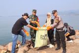 PLN ajak mahasiswa bersih-bersih pantai di Lampung