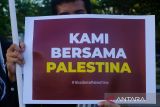 Umat Islam melakukan aksi bela Palestina di Bundaran Digulis, Pontianak, Kalimantan Barat, Jumat (7/6/2024). Aksi tersebut merupakan wujud dukungan dan pembelaan kepada rakyat Palestina dari serangan militer Israel. ANTARA FOTO/Jessica Wuysang