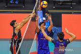 Pevoli putra Jakarta Lavani Allobank Electric Fahri Septian (kiri) berusaha menahan smes dari pevoli putra Kudus Sukun Badak Dimas Setiawan (kanan) dalam pertandingan PLN Mobile Proliga 2024 putaran kedua minggu kedua di Gor Indoor Jalak Harupat, Kabupaten Bandung, Jawa Barat, Minggu (9/6/2024). Pertandingan tersebut dimenangkan Jakarta Lavani Allobank Electric dengan skor 3-0 (25-18, 25-20 dan 25-20). ANTARA FOTO/Raisan Al Farisi/agr