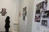 Pengunjung melihat foto yang dipajang dalam pameran foto cerita bertajuk 