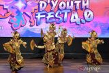 Sejumlah remaja menampilkan tarian Bali saat pembukaan Denpasar Youth Festival (D'Youth Fest) 4.0 di Denpasar, Bali, Minggu (9/6/2024). Festival itu diselenggarakan untuk merayakan kreativitas, semangat dan inovasi para pemuda Kota Denpasar khususnya dalam bidang seni dan budaya. ANTARA FOTO/Fikri Yusuf/wsj.