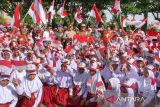Penjabat Wali Kota Lhokseumawe A Hanan (kanan), Kapolres Lhokseumawe AKBP Henki Ismanto (kiri) membagikan Bendera Merah Putih kepada pelajar dalam apel Gerakan Pembagian 10 juta Bendera Merah Putih 2024 di Lhokseumawe, Aceh, Senin (10/6/2024). Kegiatan itu merupakan gerakan nasional yang digagas Kementerian Dalam Negeri untuk memeriahkan HUT ke-79 Kemerdekaan RI guna membangkitkan semangat nasionalisme serta kecintaan terhadap bangsa dan negara. ANTARA /Rahmad