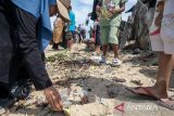 Aksi bersih pantai di Pulau Pangalasiang