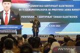 Menteri ATR/BPN Agus Harimurti Yudhoyono memberikan sambutan  saat peluncuran dan penyerahan implementasi sertifikat elektronik  di Gedung Sate, Bandung, Jawa Barat, Minggu (9/6/2024). Kementerian ATR/BPN meluncurkan implementasi sertifikat elektronik di 11 kabupaten/kota se-Jawa barat sekaligus menyerahkan 136 sertifikat elektronik aset pemerintah, pemerintah daerah, barang milik negara, dan perorangan di wilayah Jawa Barat. ANTARA FOTO/Novrian Arbi/agr