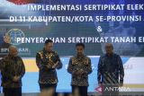 Menteri ATR/BPN Agus Harimurti Yudhoyono (kedua kiri) didampingi Sekjend ATR/BPN Suyus Windayana (kanan), Pj Gubernur Jawa Barat Bey Machmuddin (kedua kanan) dan Kepala BPN Jawa Barat Yuniar Hikmat (kiri) melakukan peluncuran dan penyerahan implementasi sertifikat elektronik di Gedung Sate, Bandung, Jawa Barat, Minggu (9/6/2024). Kementerian ATR/BPN meluncurkan implementasi sertifikat elektronik di 11 kabupaten/kota se-Jawa barat sekaligus menyerahkan 136 sertifikat elektronik aset pemerintah, pemerintah daerah, barang milik negara, dan perorangan di wilayah Jawa Barat. ANTARA FOTO/Novrian Arbi/agr