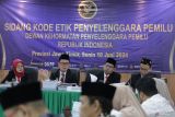 Anggota Dewan Kehormatan Penyelenggara Pemilu (DKPP) Muhammad Tio Aliansyah (kedua kiri) bertanya kepada pihak teradu saat sidang dugaan pelaggaran Kode Etik Penyelenggara Pemilu (KEPP) di Kantor Bawaslu Jatim di Surabaya, Jawa Timur, Senin (10/6/2024). Siidang tersebut beragendakan mendengarkan keterangan dari para pihak, baik pengadu, teradu dan saksi terkait laporan temuan dugaan penggelembungan dan pengurangan suara salah satu partai politik di Kabupaten Jember pada PSU di daerah pemilihan (Dapil) Jawa Timur IV. Antara Jatim/Moch Asim/um.