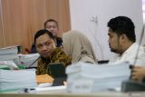 Ketua KPU Kabupaten Jember Muhammad Syai'in (kiri) selaku teradu I dan Ketua Bawaslu Jember Sanda Aditya Pradana (kanan)  selaku teradu VI menghadiri sidang dugaan pelaggaran Kode Etik Penyelenggara Pemilu (KEPP) di Kantor Bawaslu Jatim di Surabaya, Jawa Timur, Senin (10/6/2024). Siidang tersebut beragendakan mendengarkan keterangan dari para pihak, baik pengadu, teradu dan saksi terkait laporan temuan dugaan penggelembungan dan pengurangan suara salah satu partai politik di Kabupaten Jember pada PSU di daerah pemilihan (Dapil) Jawa Timur IV. Antara Jatin/Moch Asim/um.
