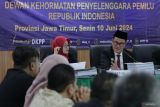 Anggota Dewan Kehormatan Penyelenggara Pemilu (DKPP) Muhammad Tio Aliansyah (kanan) bertanya kepada tim kuasa hukum pengadu saat sidang dugaan pelaggaran Kode Etik Penyelenggara Pemilu (KEPP) di Kantor Bawaslu Jatim di Surabaya, Jawa Timur, Senin (10/6/2024). Siidang tersebut beragendakan mendengarkan keterangan dari para pihak, baik pengadu, teradu dan saksi terkait laporan temuan dugaan penggelembungan dan pengurangan suara salah satu partai politik di Kabupaten Jember pada PSU di daerah pemilihan (Dapil) Jawa Timur IV. Antara Jatim/Moch Asim/um.
