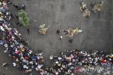 Foto udara peserta mengikuti Galuh Ethnic Carnival saat perayaan hari jadi ke-382 Ciamis di Pendopo Ciamis, Kabupaten Ciamis, Jawa Barat, Selasa (11/6/2024). Kegiatan itu digelar sebagai salah satu media promosi memperkenalkan seni budaya, industri kreatif dan perdagangan dengan menampilkan ciri khas potensi daerah. ANTARA FOTO/Adeng Bustomi/agr