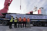 Senior Manager Humas dan Kantor Perwakilan PT INKA (Persero) Agung Dwi Cahyono (kedua kiri) berbincang dengan perwakilan dari UGL Rail Services Stan Schafer (tengah) di sela proses pengiriman gerbong barang bertipe 