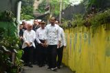 Presiden Joko Widodo (kedua kanan) berjalan bersama Ibu Negara Iriana Joko Widodo (kedua kiri), Menko PMK Muhadjir Effendy (ketiga kiri) dan Menkes Budi Gunadi Sadikin (kanan) saat meninjau kegiatan pencegahan stunting di Posyandu Wijaya Kusuma, Kota Bogor, Jawa Barat, Selasa (11/6/2024). Presiden meninjau rangkaian pemeriksaan fisik terhadap bayi dan balita dalam pelaksanaan pengukuran intervensi serentak pencegahan stunting di Kota Bogor. ANTARA FOTO/Arif Firmansyah/foc.
