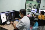 Dokter dan petugas tenaga kesehatan melakukan pemeriksaan medis menggunakan teknologi PET CT-SCAN di  RSUP Dr. Hasan Sadikin (RSHS), Bandung, Jawa Barat, Rabu (12/6/2024). RSHS meluncurkan penggunaan PET CT-SCAN dan SPECT CT sebagai jenis pencitraan teknologi kedokteran nuklir dan teranostik molekular dalam optimalisasi pelayanan diagnostik hingga evaluasi penanganan pasien kanker, jantung, dan pasien penyakit saraf. ANTARA FOTO/Novrian Arbi/agr