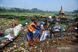 Petugas dengan menggunakan perahu kayu membersihkan sampah plastik yang mengendap di Sungai Citarum di Batujajar, Kabupaten Bandung Barat, Jawa Barat, Rabu (12/6/2024). Dari data dari Dinas LHK Kabupaten Bandung Barat, mencatat sampah yang mengendap sejak Jumat (7/6/2024) di Sungai Citarum kawasan Batujajar tersebut memiliki panjang 3 kilometer serta lebar 60 meter dan diperkirakan volume sampah plastik lebih dari 100 ton. ANTARA FOTO/Raisan Al Farisi/agr