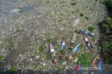 Petugas dengan menggunakan perahu kayu membersihkan sampah plastik yang mengendap di Sungai Citarum di Batujajar, Kabupaten Bandung Barat, Jawa Barat, Rabu (12/6/2024). Dari data dari Dinas LHK Kabupaten Bandung Barat, mencatat sampah yang mengendap sejak Jumat (7/6/2024) di Sungai Citarum kawasan Batujajar tersebut memiliki panjang 3 kilometer serta lebar 60 meter dan diperkirakan volume sampah plastik lebih dari 100 ton. ANTARA FOTO/Raisan Al Farisi/agr