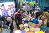 Polres Karimun bagikan air bersih kepada warga