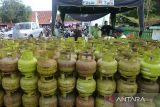 Sejumlah warga membeli gas elpiji subsidi tiga kilogram saat berlangsung Pasar Tani menyambut tradisi  Meugang Idul Adha di Banda Aceh, Aceh, Kamis (13/6/2024). Pasar Tani yang digelar pemerintah Aceh bekerjasama dengan, Pertamina, Bulog, pedagang dan perbankan di daerah itu  selain menjual gas elpiji subsidi tiga kilogram juga menyediakan bahan pangan untuk pemenuhan kebutuhan masyarakat jelang tradisi Meugang Idul Adha 1445 H serta  pengendalian inflasi . ANTARA FOTO/Ampelsa.
