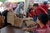 Warga berbelanja  telur ayam  saat berlangsung Pasar Tani menyambut tradisi  Meugang Idul Adha di Banda Aceh, Aceh, Kamis (13/6/2024). Pasar Tani yang digelar pemerintah Aceh bekerjasama dengan, Bulog,Pertamina, pedagang dan perbankan di daerah itu  untuk pemenuhan kebutuhan bahan pangan masyarakat dan juga elpiji subsidi jelang tradisi Meugang Idul Adha 1445 H serta  pengendalian inflasi . ANTARA FOTO/Ampelsa.