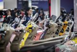 Pengunjung melihat produk sepeda motor yang dijual di salah satu stan pada Jakarta Fair 2024 di JIExpo Kemayoran, Jakarta, Rabu (12/6/2024). Pameran terbesar se-Asia Tenggara tersebut diikuti sebanyak 2.550 peserta yang berasal dari berbagai skala usaha baik perusahaan multinasional, usaha besar, menengah dan kecil, BUMN, anjungan pemerintah provinsi dan kabupaten dari berbagai penjuru tanah air yang berlangsung hingga 14 Juli 2024 . ANTARA FOTO/Bayu Pratama S/wsj.