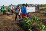 Sejumlah pejabat Pemkot dan murid SD menanam bibit pohon mangga di Kota Madiun, Jawa Timur, Jumat (14/6/2024). Pemkot Madiun menanam dan membagikan 1.106 bibit pohon produktif selain dalam rangka peringatan Hari Jadi ke-106 Kota Madiun juga memaksimalkan pemanfaatan lahan untuk ditanami pohon produktif. Antara Jatim/Siswowidodo/um 