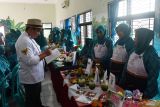 Juri melakukan penilaian masakan saat lomba memasak berbahan ikan di Kota Madiun, Jawa Timur, Jumat (14/6/2024). Lomba yang diikuti 27 tim penggerak PKK Kelurahan di seluruh Kota Madiun tersebut untuk mendorong masyarakat gemar mengonsumsi ikan guna pencegahan stunting. Antara Jatim/Siswowidodo/um 