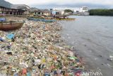 Sampah plastik cemari pantai Bandarlampung