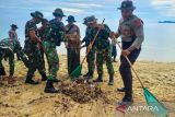 TNI-Polri di Natuna berkolaborasi bersihkan Pantai Tanjung